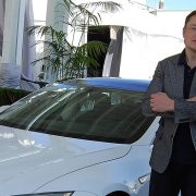 Prvi čovek kompanije Tesla traži povratak u kancelarije