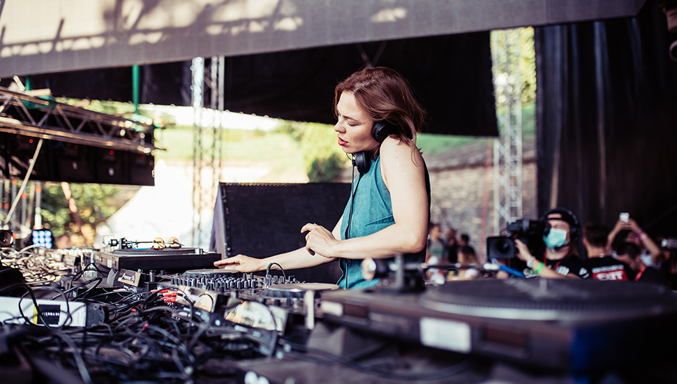 DJ na festivalu