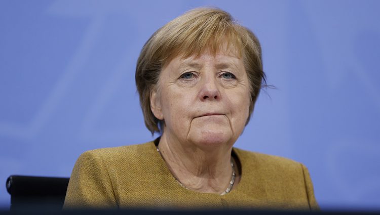 Merkel: Treba nastaviti dijalog sa Putinom