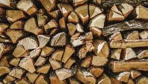 Iscepana drva na gomili