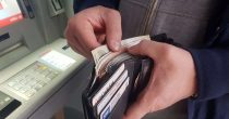 Novčanik u ruci UNICREDIT banka