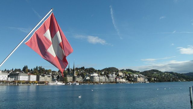 Pad realnih plata u Švajcarskoj