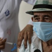 Vakcinisan milioniti građanin u Srbiji, epidemija i dalje ne jenjava