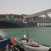 Blokada broda u Egiptu donosi nestašice toalet papira, kafe, delova za nameštaj…