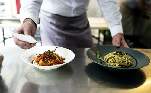 Hrana u hotelima i restoranima skuplja, prenoćišta jeftinija nego lane