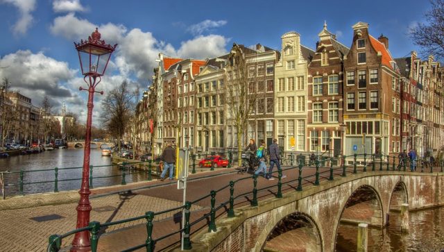 Amsterdam zatvara više suvenirnica kako bi smanjio broj turista