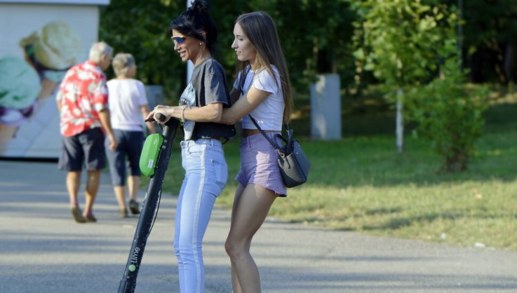 Vozači električnih trotineta za mesec dana napravili 627 prekršaja