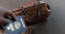Kofer i pasoš poslovnog čoveka