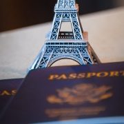 Francuska uvodi mere zatvaranja zbog omikrona