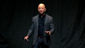 Bezos: AI će u budućnosti stvoriti više radnih mesta nego što će ih ukinuti