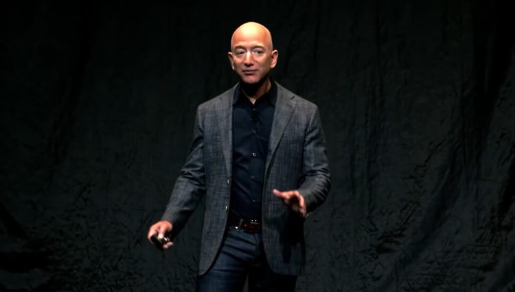 Bezos se i zvanično povlači s mesta generalnog direktora Amazona