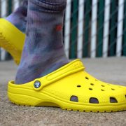 Kompanija Crocs poklanja cipele