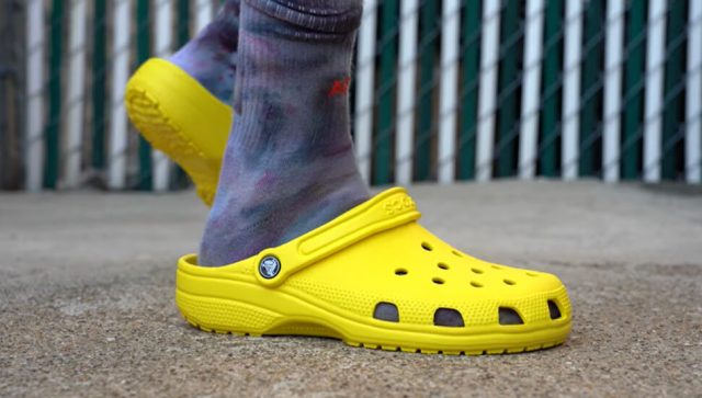 Kompanija Crocs poklanja cipele
