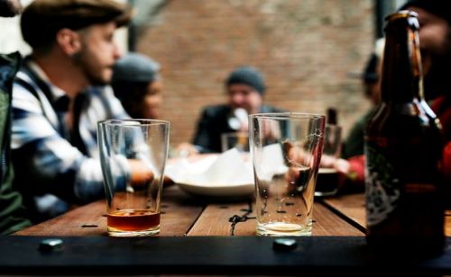 Poslanici vladajuće partije nisu dobrodošli u 1.400 britanskih pabova  