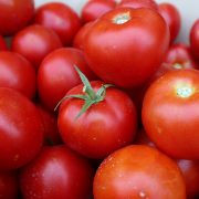 Leskovački poljoprivrednici poklanjaju paradajz u znak protesta