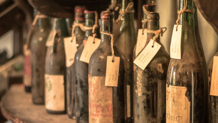 U bivšoj letnjoj rezidenciji grčke kraljevske porodice otkriveno 4.000 boca starog pića
