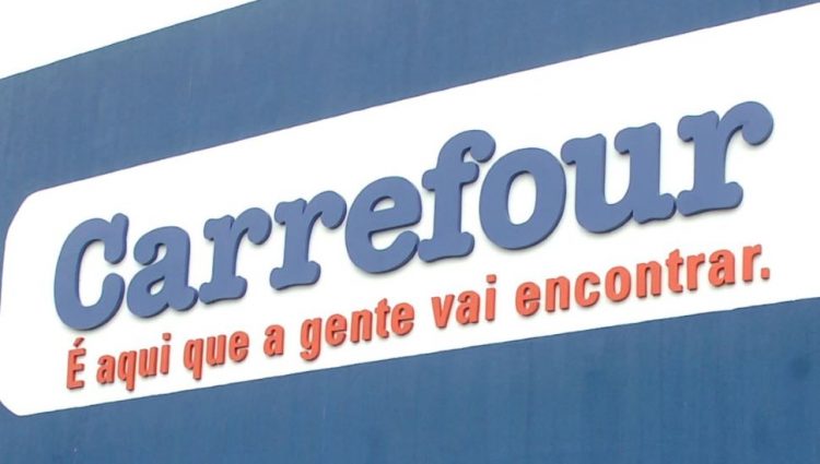 Milijarder Arno prodao lanac supermarketa Carrefour