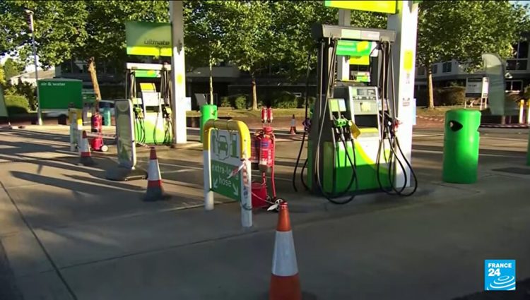 Redovi na benzinskim pumpama u Londonu