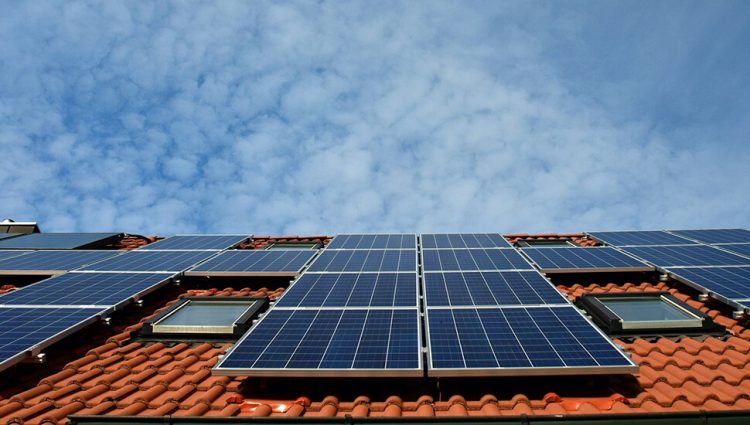 Solarni paneli na svim krovovima u Srbiji obezbedili bi tri puta više struje nego što nam je potrebno