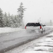 Kazne zbog vozila prekrivenog snegom tokom vožnje i do 18.000 dinara