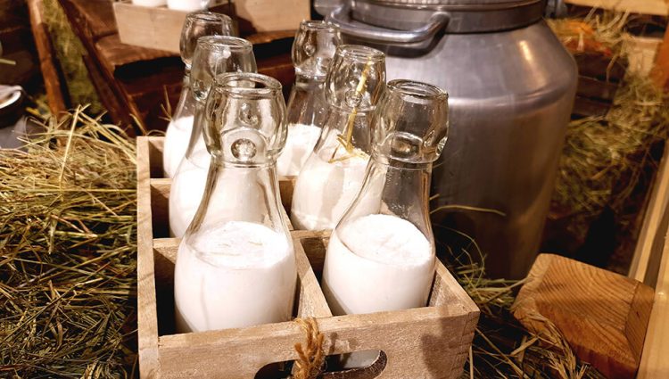 Brnabić i Nedimović sa proizvođačima mleka o merama za stabilizaciju tržišta