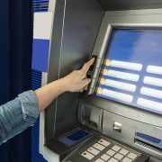 Koliko košta podizanje novca na bankomatima i šalterima banaka u inostranstvu?
