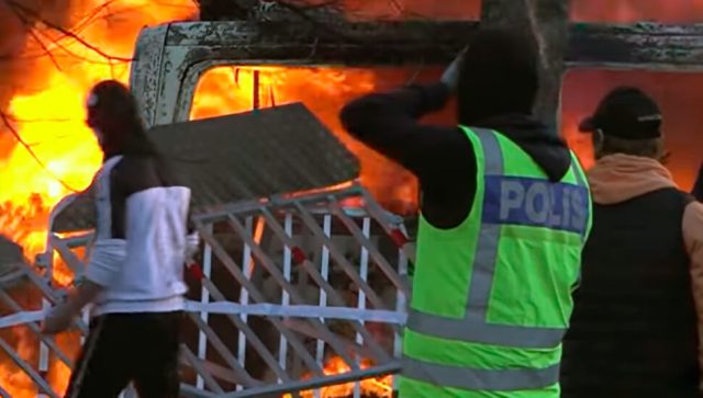 Sukob policije i muslimana zbog spaljivanja Kurana