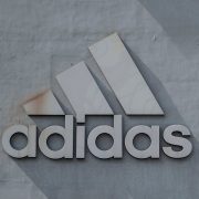 Zatvaranja u Kini koštala Adidas 400 miliona evra