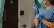 Šta je problem u obračunu zarada zdravstvenih radnika? medicinska sestra lečenje bolnica rukavice maska