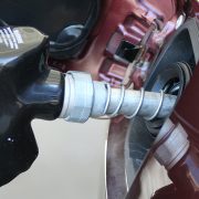 Građani Srbije kupuju najskuplje gorivo u regionu