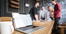 kolege kancelarija laptop sastanak posao rad biznis preduzetništvo startup young-attractive-colleagues-standing-office-coworking