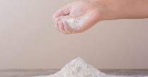 making-all-purpose-flour-dough brašno pšenica restoran hrana ruka