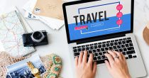 travel-trip-vacation-holiday-journey-tourism laptop booking zakazivanje karata avion putovanje online platforme putovanje turizam airbnb