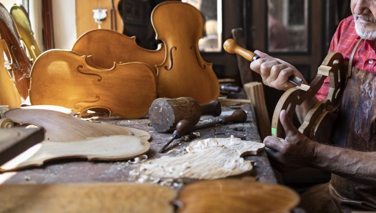 Muzičari gitare kupuju iz Amerike, a tradicionalne instrumente iz Srbije