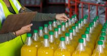 proizvodnja pića sokovi fabrika traka flaše plastika masovna proizvodnja radnik čepovi