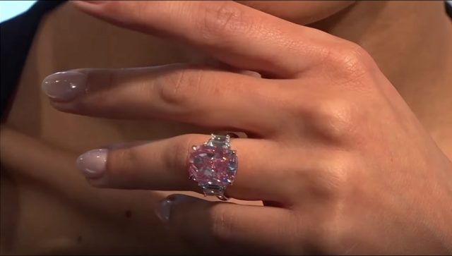 Redak ružičasti dijamant biće prodat za više od 35 miliona dolara