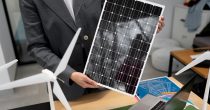 solarni paneli OIE obnovljivi izvori energije vetrenjače vetroelektrana vetrenjače alternativni izvori energije biznismen sastanak