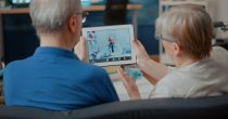 Srebrna ekonomija: Novi model za prosperitet u dobu starenja Telemedicina digital tablet lečenje doktor pacijent zdrastvo penzioneri stariji ljudi
