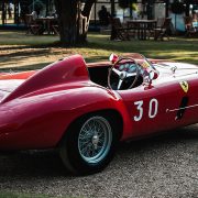 Prodata izgorela školjka starog trkačkog automobila Ferrari za dva miliona dolara