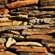 Održivost kao motiv savremene gradnje: Tradicionalni materijali u novoj ulozi