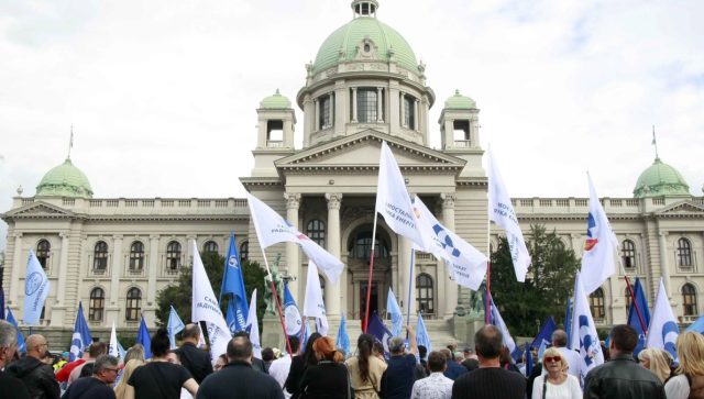Samostalni sindikat ispred Skupštine Srbije tražio veće plate i bolje zakone