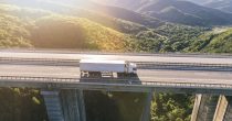 trucks-highway-mountain-sunset obrada