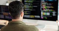 Izvoz IKT usluga iz Srbije za pet meseci ove godine veći 14 odsto software-developer-looking-programming-code-programer-IT-sektor-programiranje