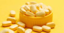Tražnja za dijetetskim suplementima u Srbiji i dalje na visokom nivou vitamin-b-tablets-yellow-background