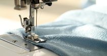 Zbog stečaja 300 radnika fabrike čarapa Proleter ostalo bez posla sewing-machine-working šivenje šivaća mašina odeća tekstil freepik