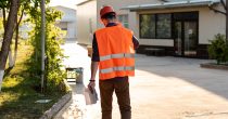 Sprema se uredba o Nacionalnom upravljaču: Komunalne delatnosti sa lokala mogu preći na državu back-view-worker-with-protection-gear