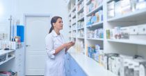 Podeljen stav farmaceuta u vezi sa poslovanjem u prvom kvartalu 2025. godine apoteka-farmaceut-foto-freepik