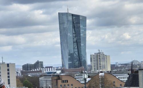 Centralne banke u Evropi i Aziji pred izazovom povećanja kamatnih stopa