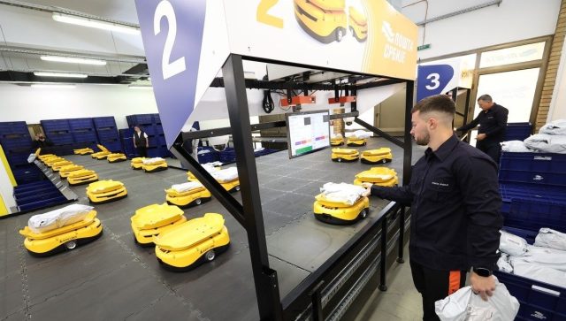 Roboti sortiraju pošiljke u poštansko-logističkom centru u Nišu