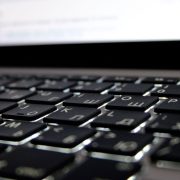 Investitori ulažu u poznate AI startapove, ostali zanemareni